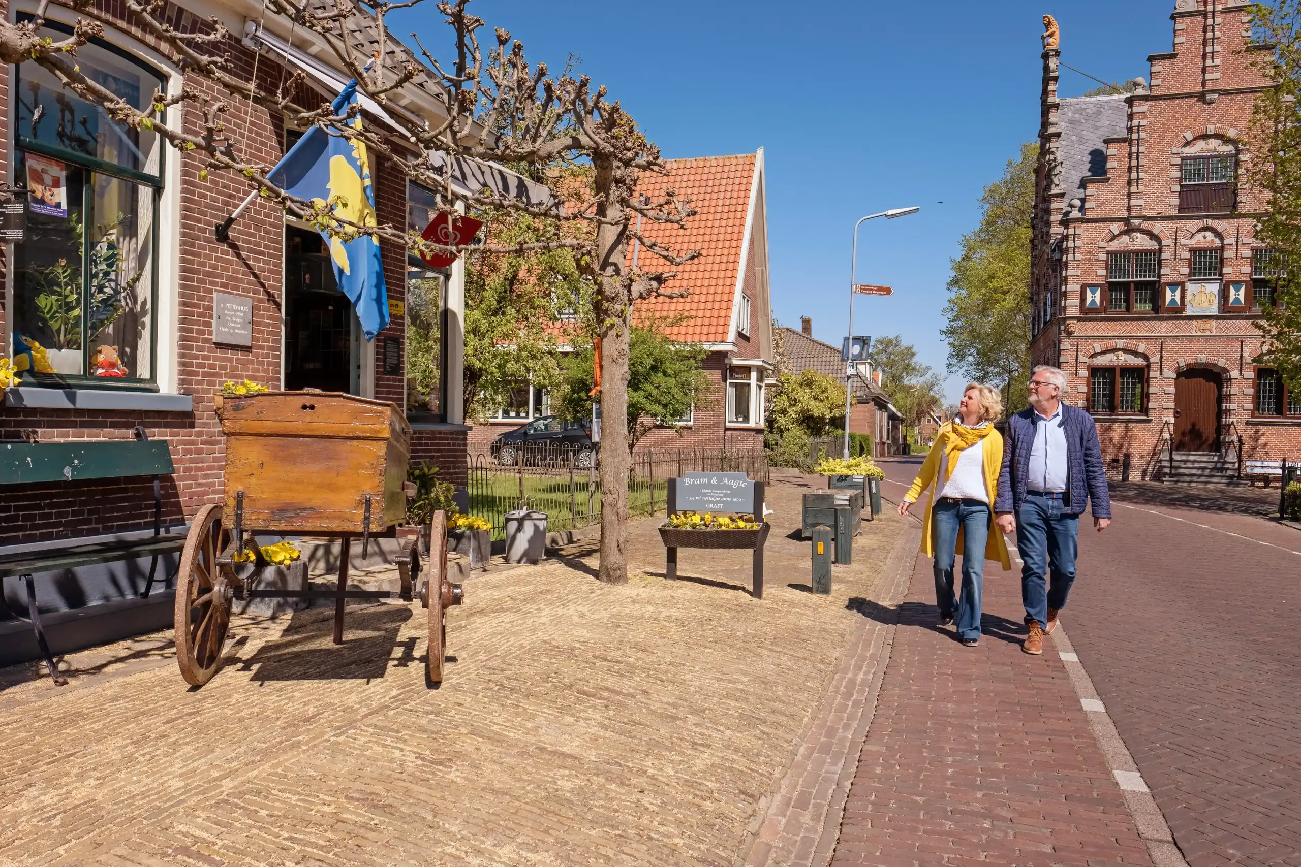man en vrouw aan het wandelen
